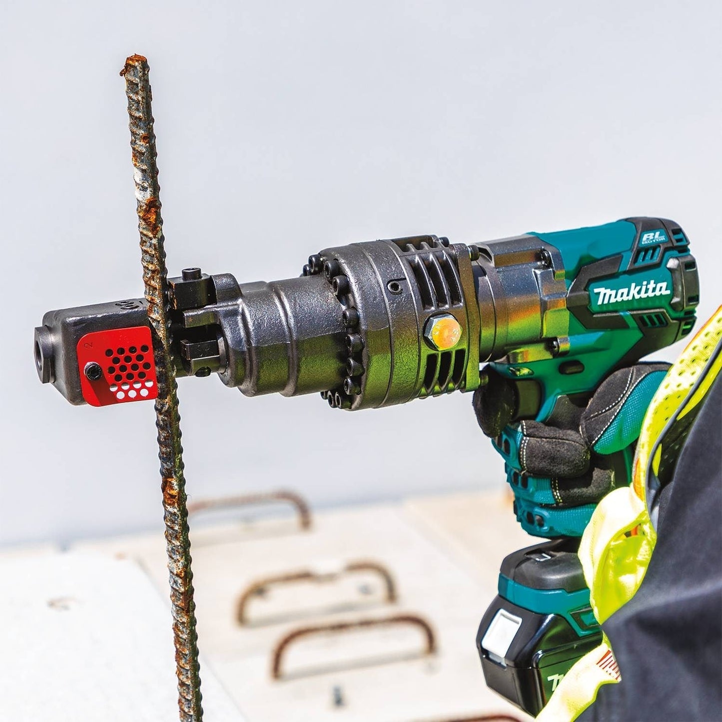 Makita (XCS04T1) 18V LXT Lithium-Ion Brushless Cordless Rebar Cutter Kit, case, with one battery (5.0Ah)